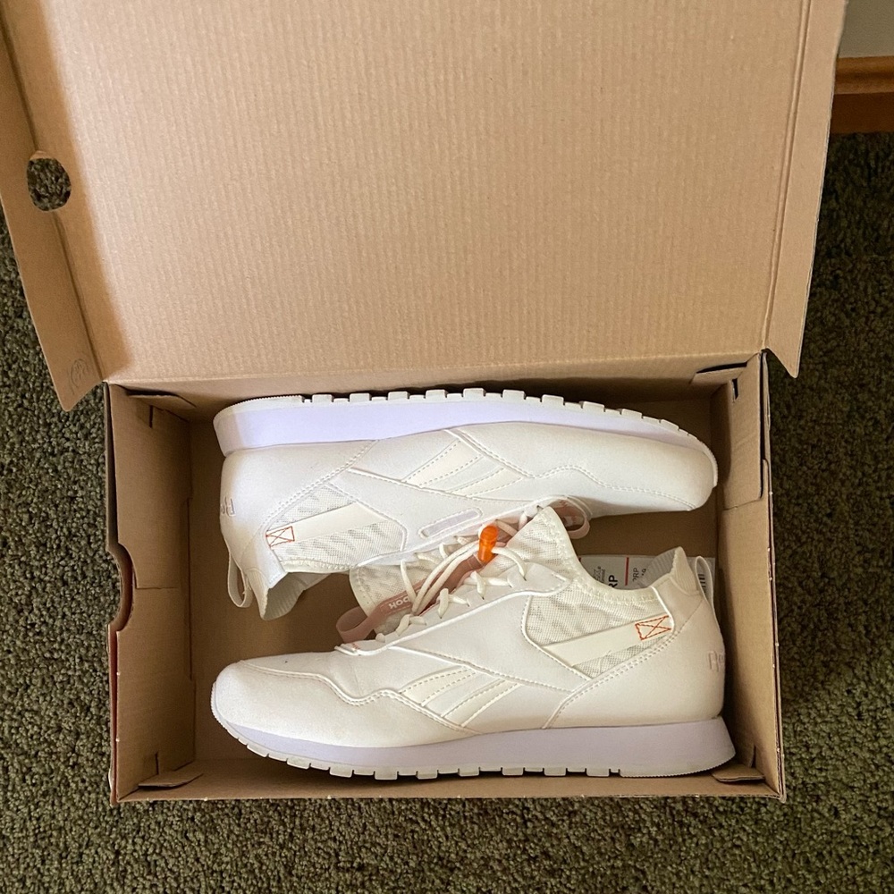 New Woman’s Reebok Sneakers Size 9